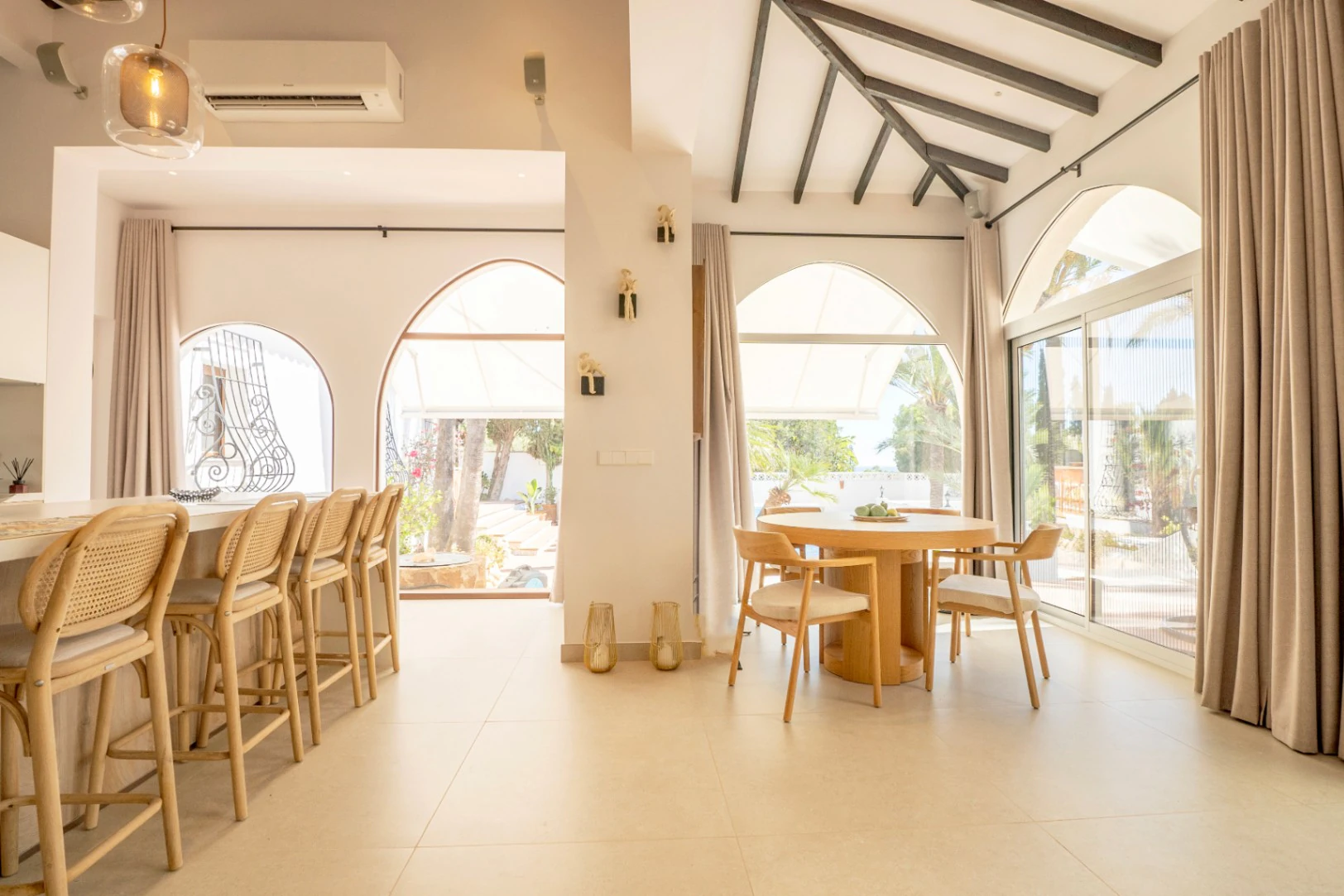 1505 - Completely renovated Mediterranean villa in El Planet.