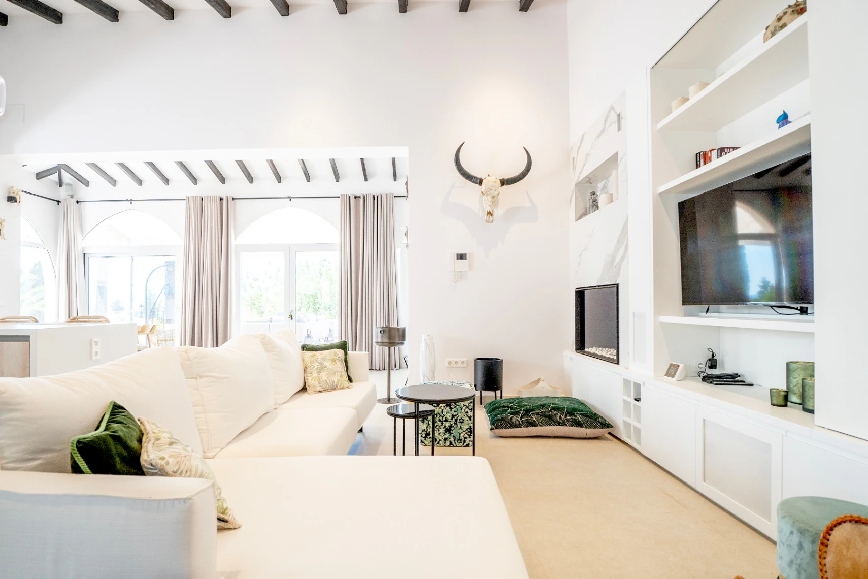 1505 - Completely renovated Mediterranean villa in El Planet.