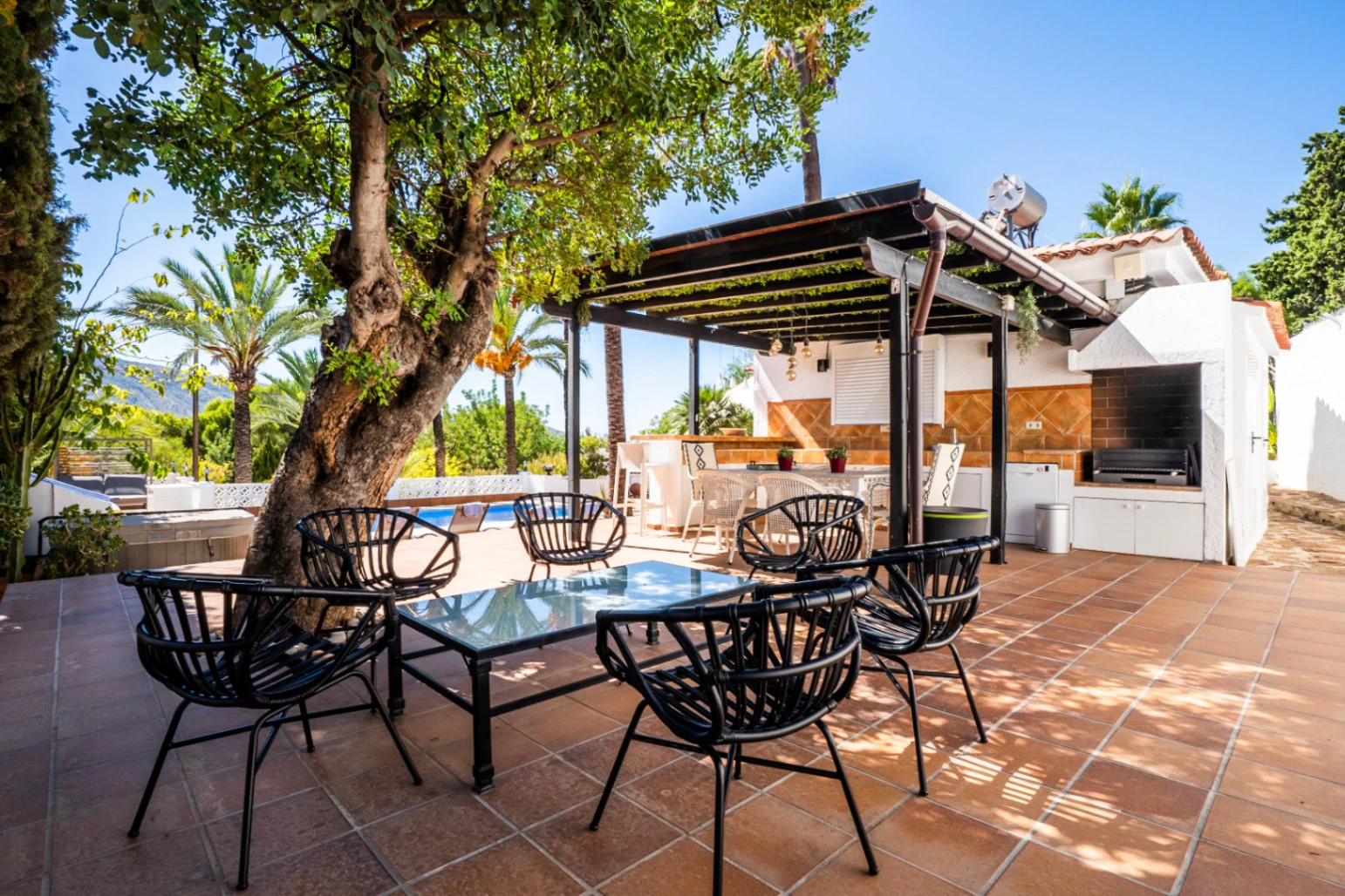1505 - Completely renovated Mediterranean villa in El Planet.