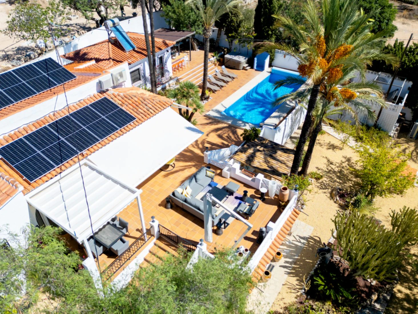 1505 - Completely renovated Mediterranean villa in El Planet.