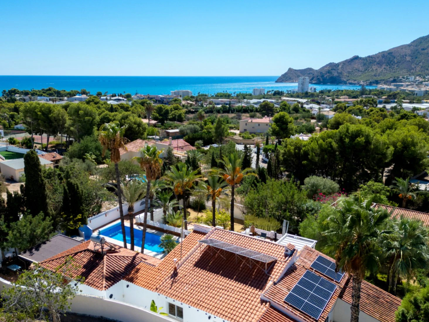 1505 - Completely renovated Mediterranean villa in El Planet.