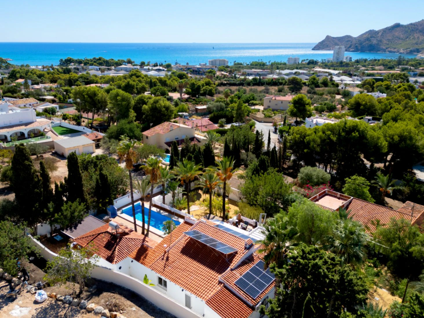 1505 - Completely renovated Mediterranean villa in El Planet.