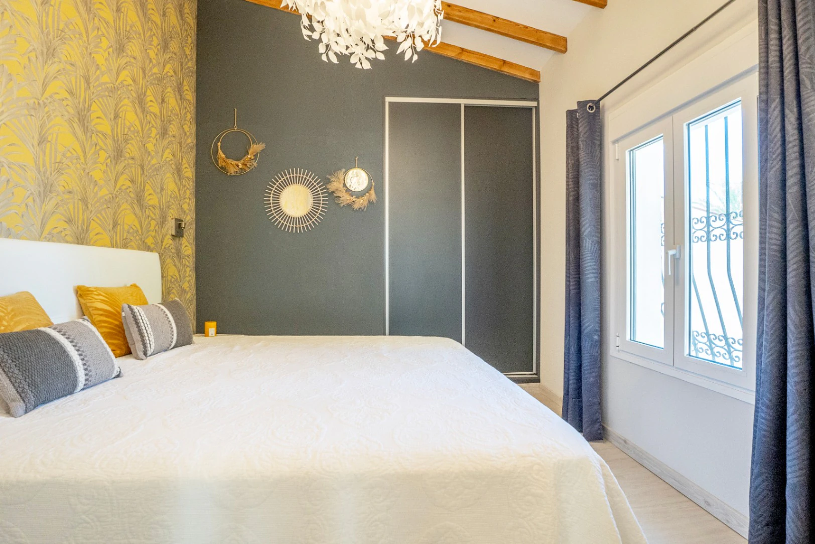 1505 - Completely renovated Mediterranean villa in El Planet.