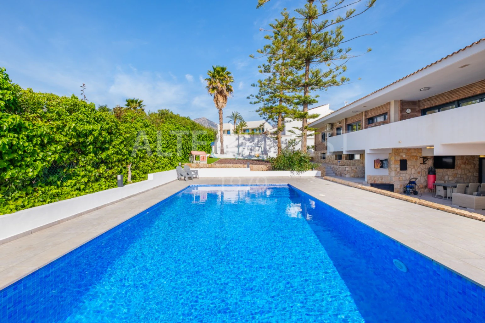 1547 - Renovated Contemporary Villa with Separate Apartment in a Prime Location on the Costa Blanca
