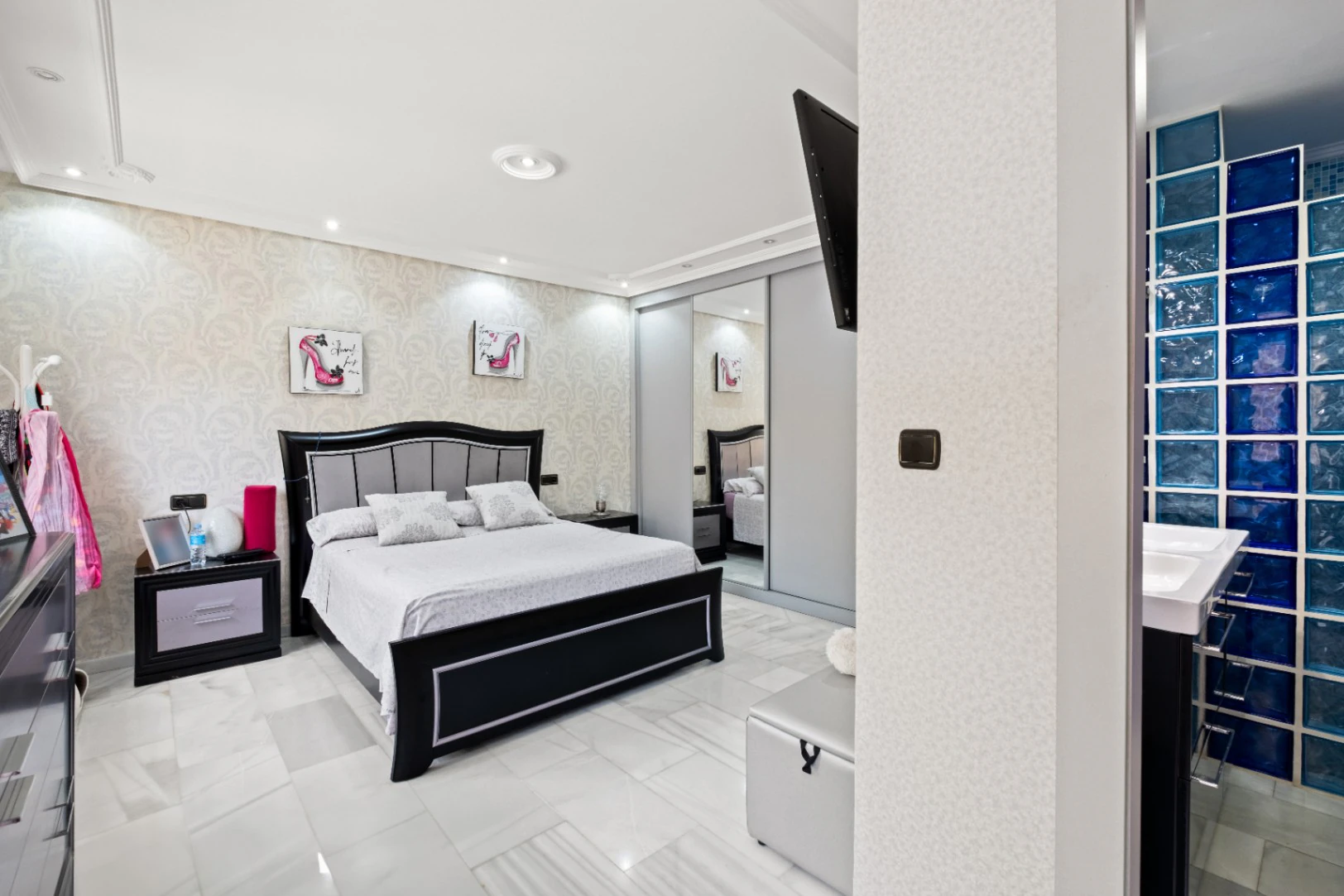 Two Villas – Nature, Privacy, and Versatility in a Unique Setting Next to Sierra Helada