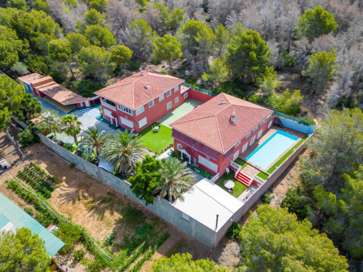 Two Villas – Nature, Privacy, and Versatility in a Unique Setting Next to Sierra Helada
