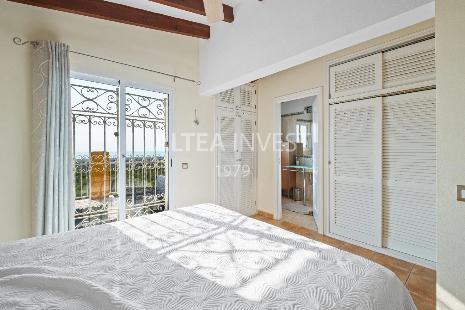 Charming Mediterranean Villa with Sea Views and Space to Enjoy
