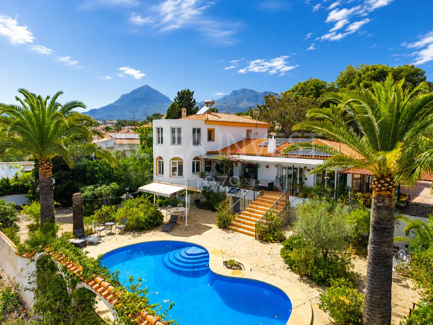 Traditional style villa with sea and mountain views in Alfaz del Pi