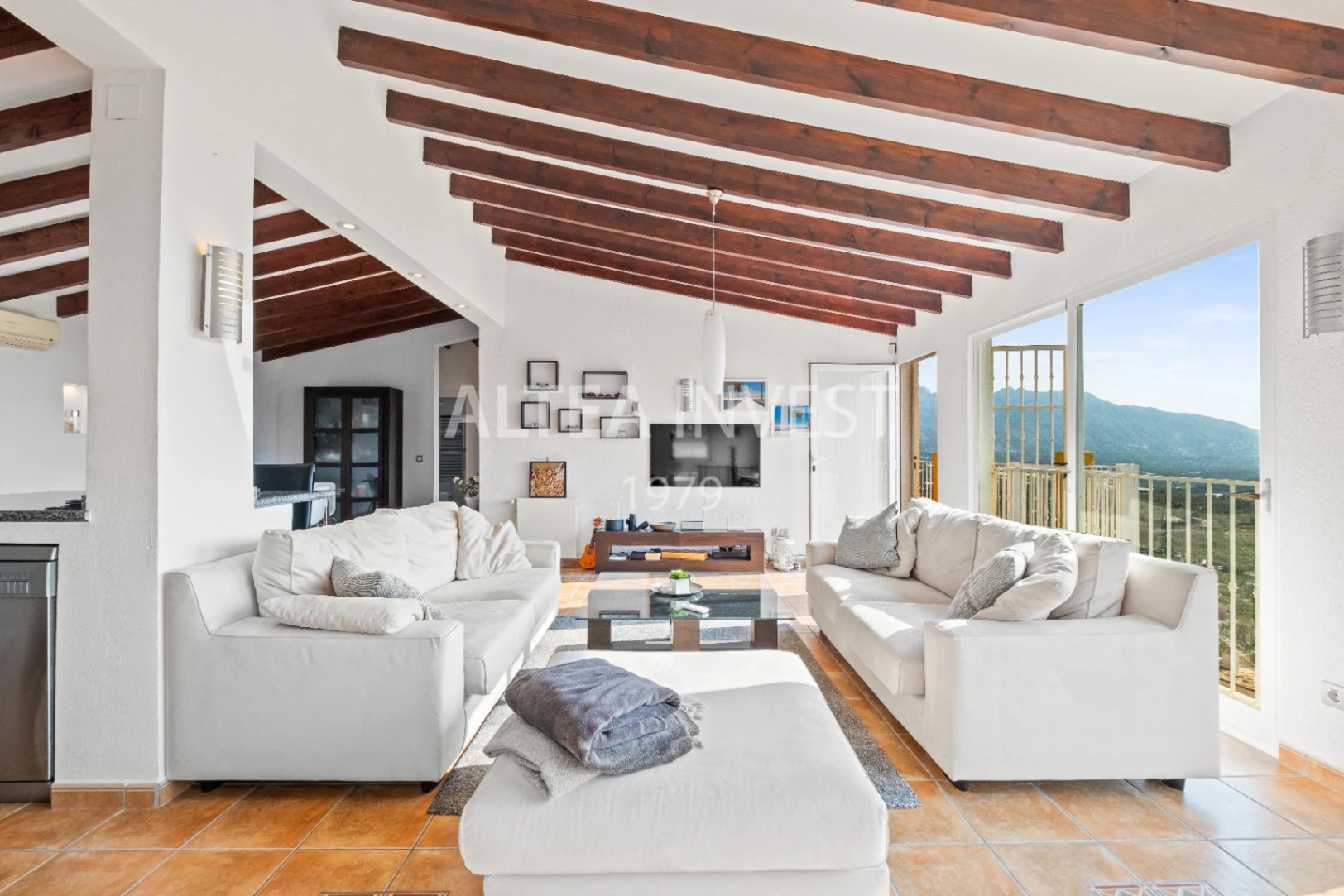 Charming Mediterranean Villa with Sea Views and Space to Enjoy