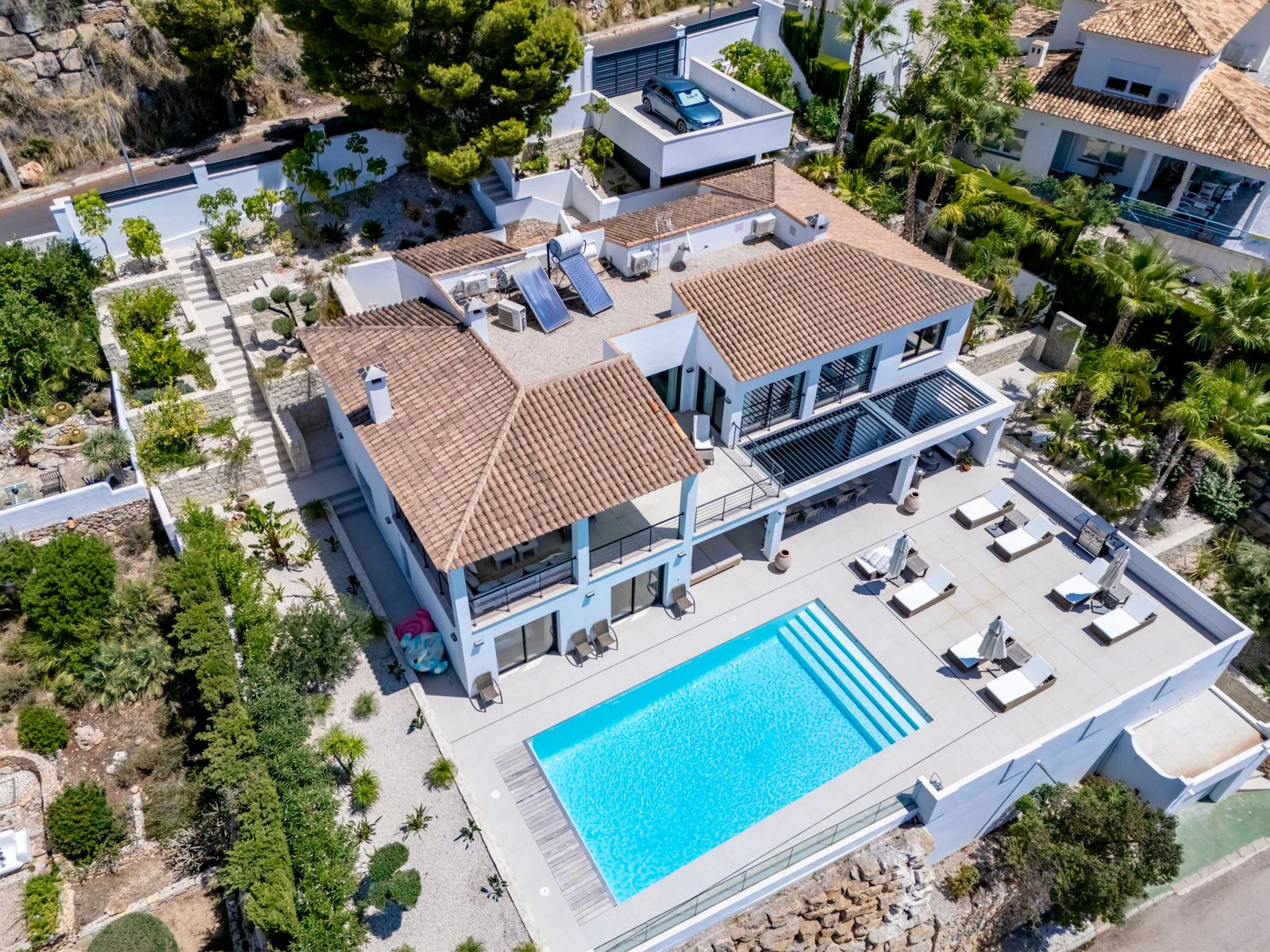 Spektakularna willa w Sierra de Altea, odnowiona w stylu i z niezrównanym widokiem na morze.