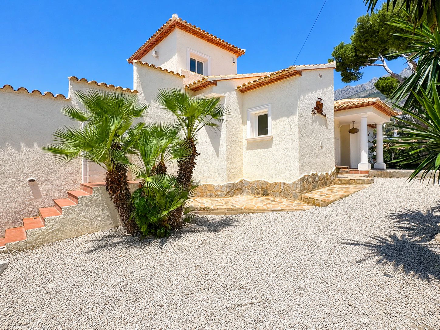 Mediterranean Villa with Sea and Mountain Views in an Exclusive Residential Area of Altea