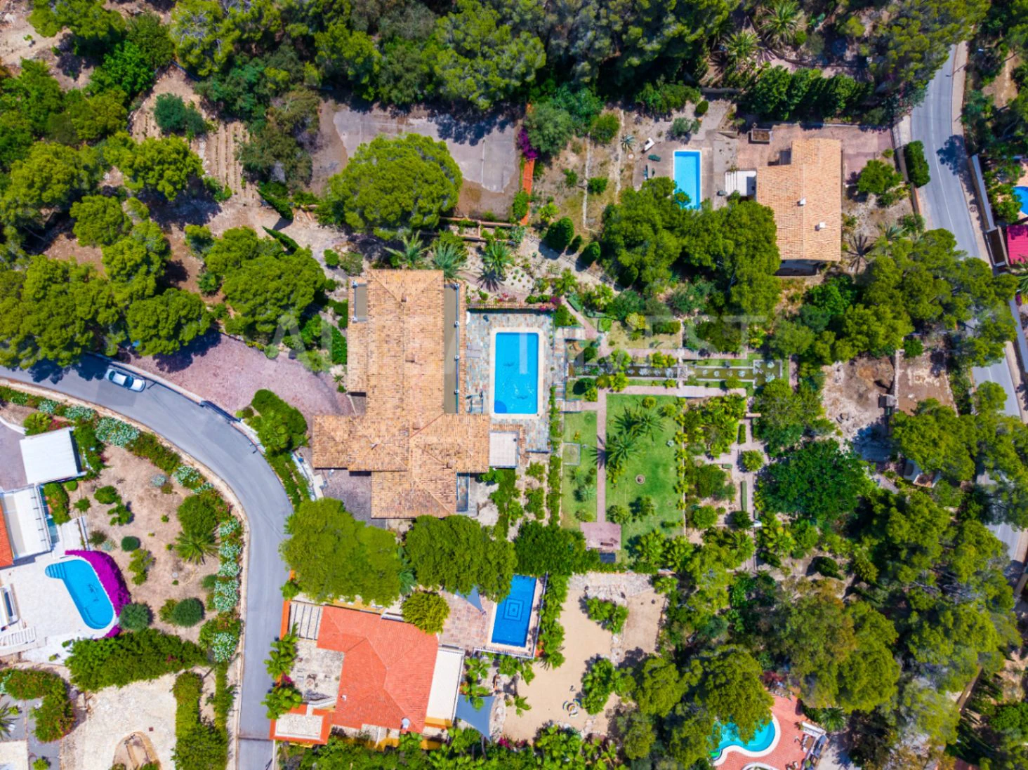 Exclusive mansion with large plot and panoramic views