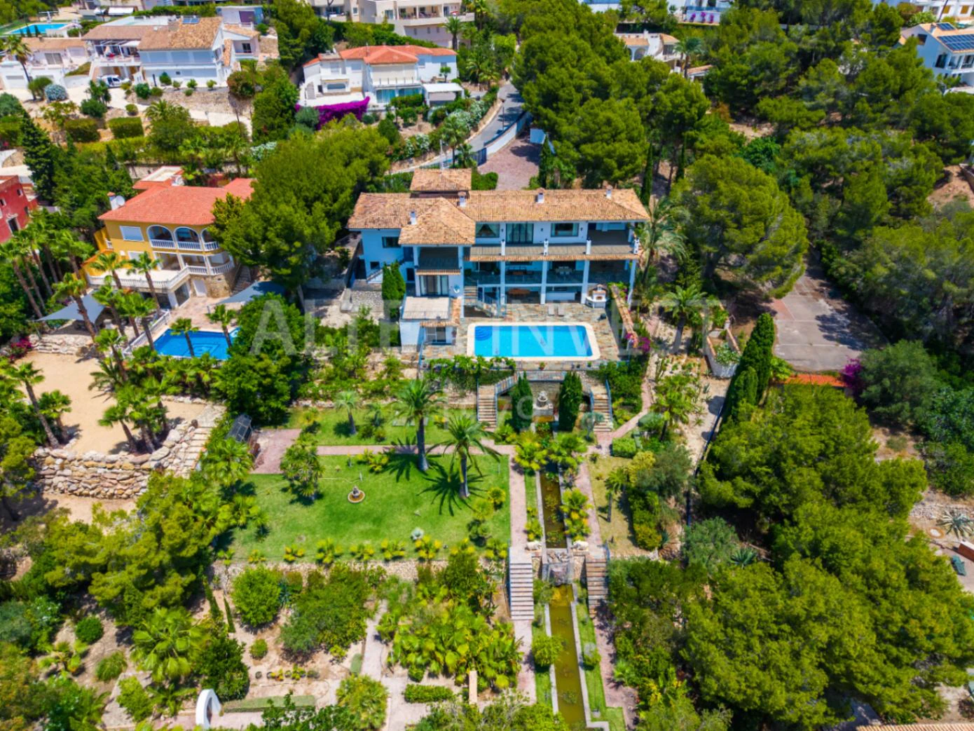Exclusive mansion with large plot and panoramic views
