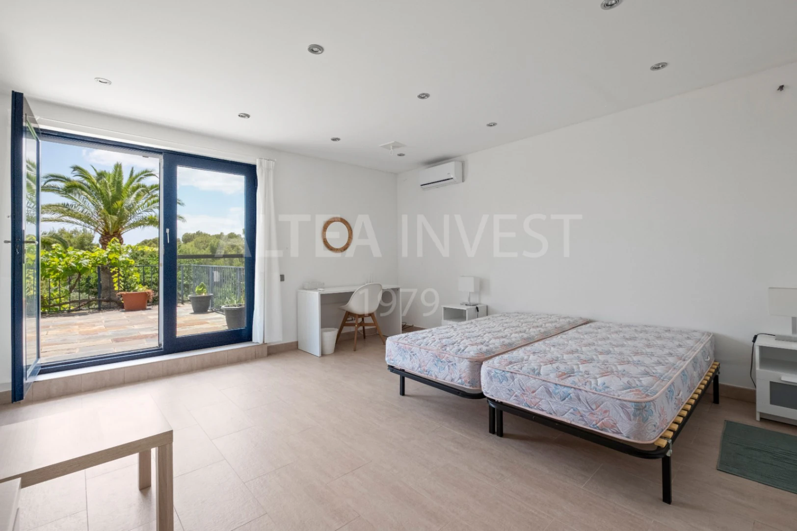 Exclusive mansion with large plot and panoramic views