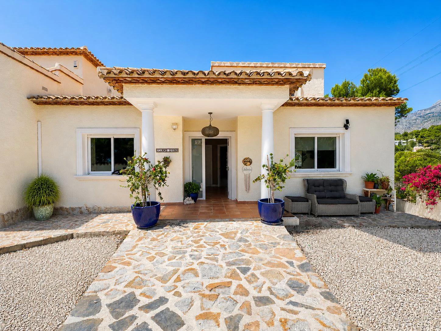 Mediterranean Villa with Sea and Mountain Views in an Exclusive Residential Area of Altea