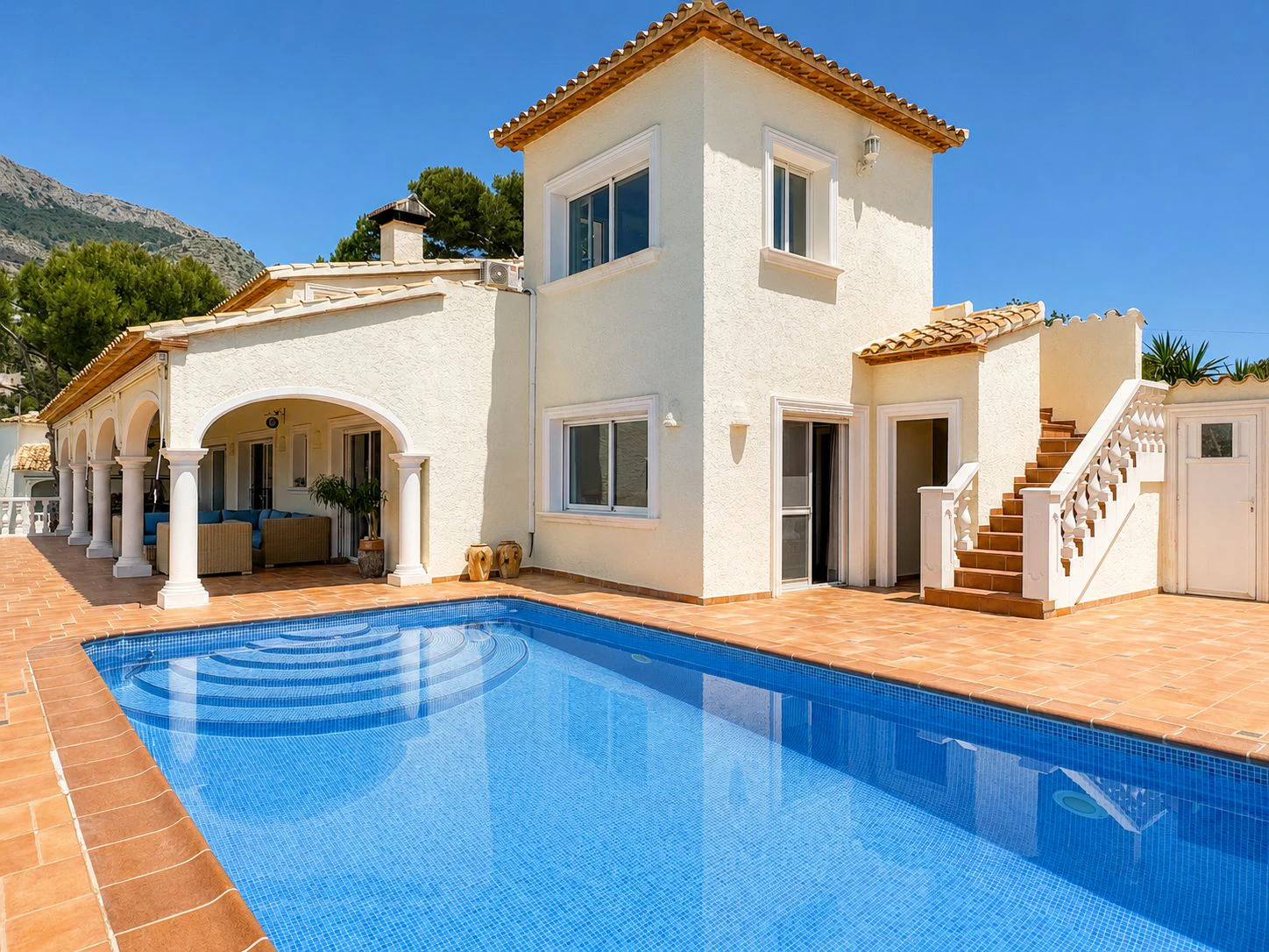 Mediterranean Villa with Sea and Mountain Views in an Exclusive Residential Area of Altea