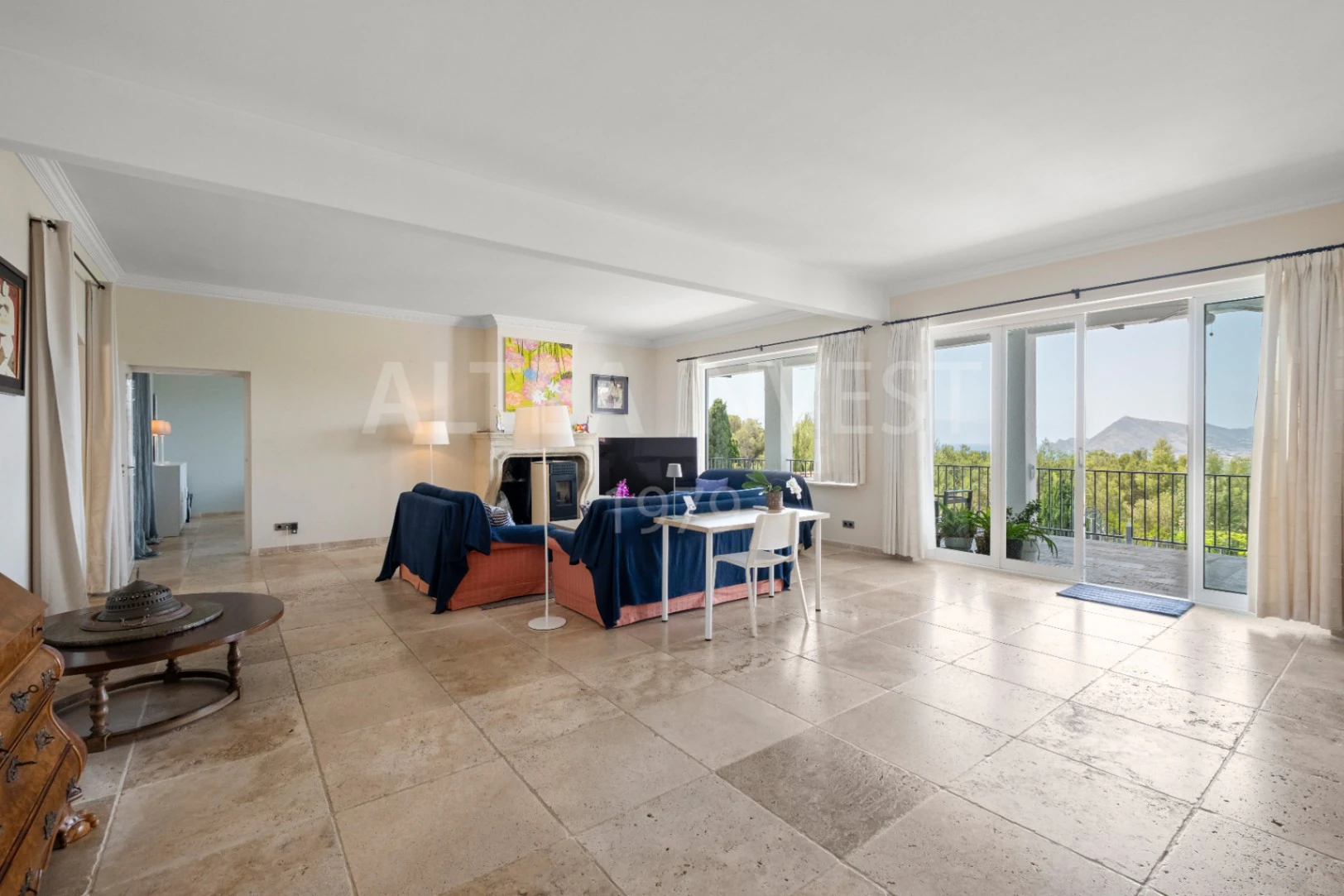 Exclusive mansion with large plot and panoramic views