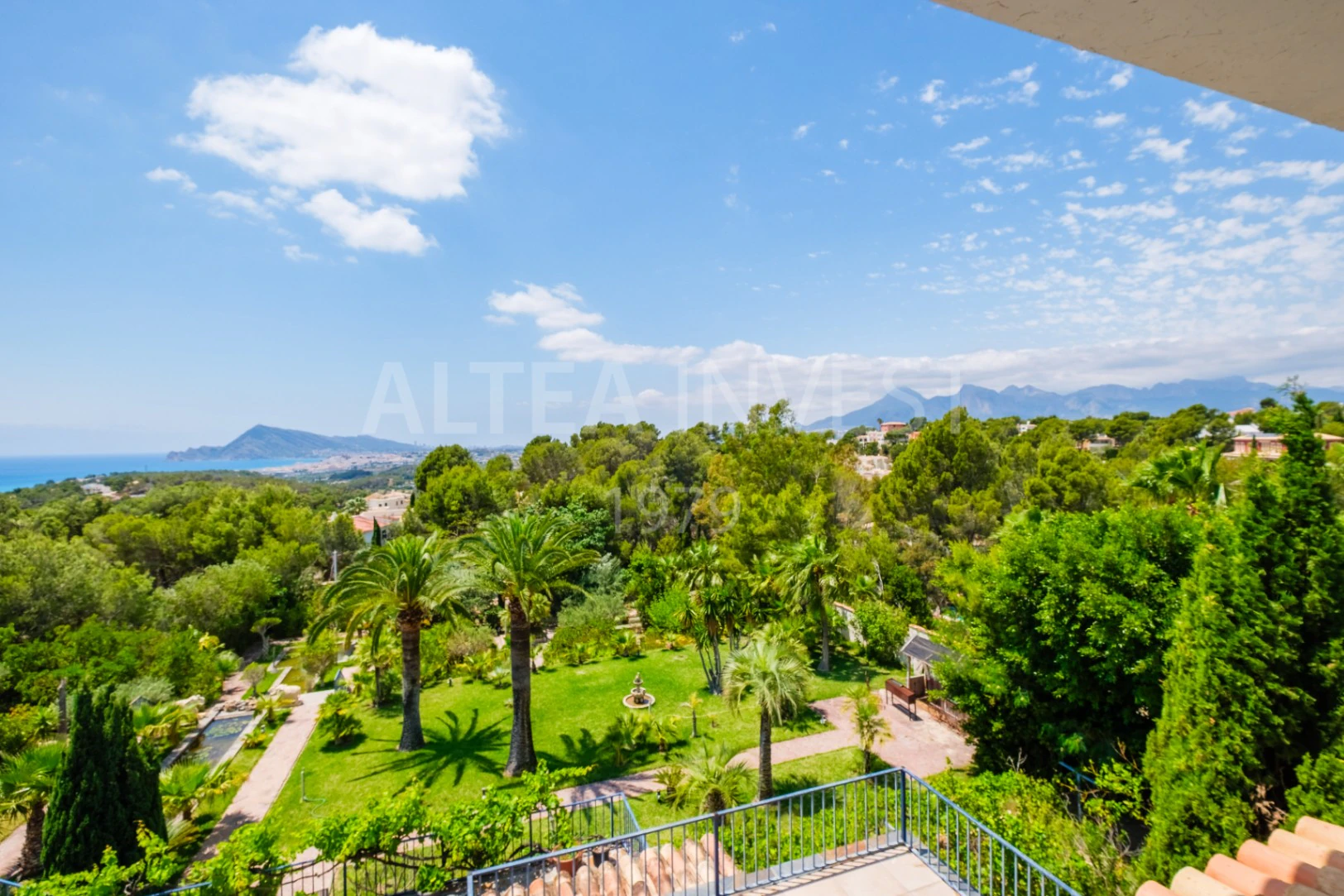 Exclusive mansion with large plot and panoramic views