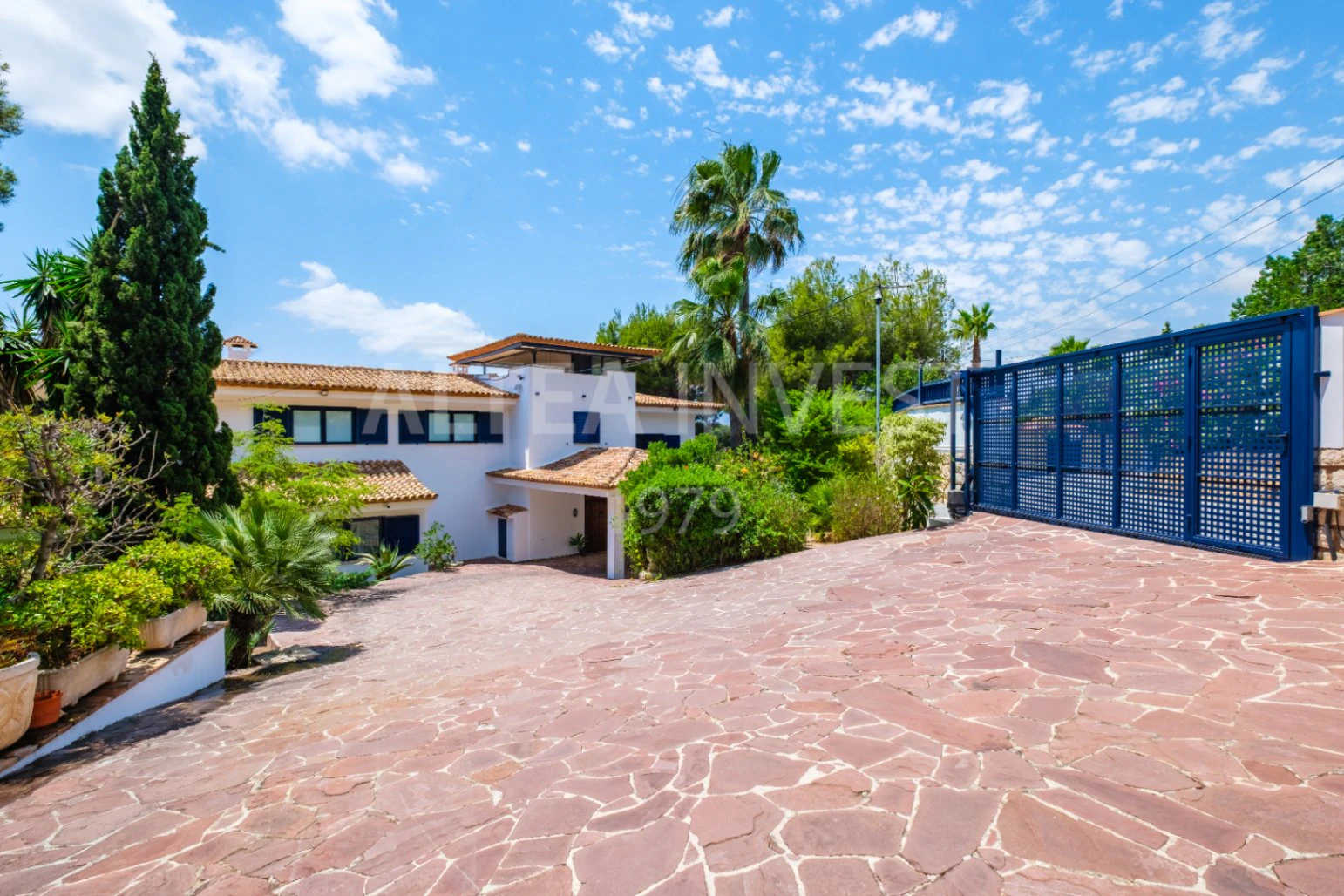 Exclusive mansion with large plot and panoramic views