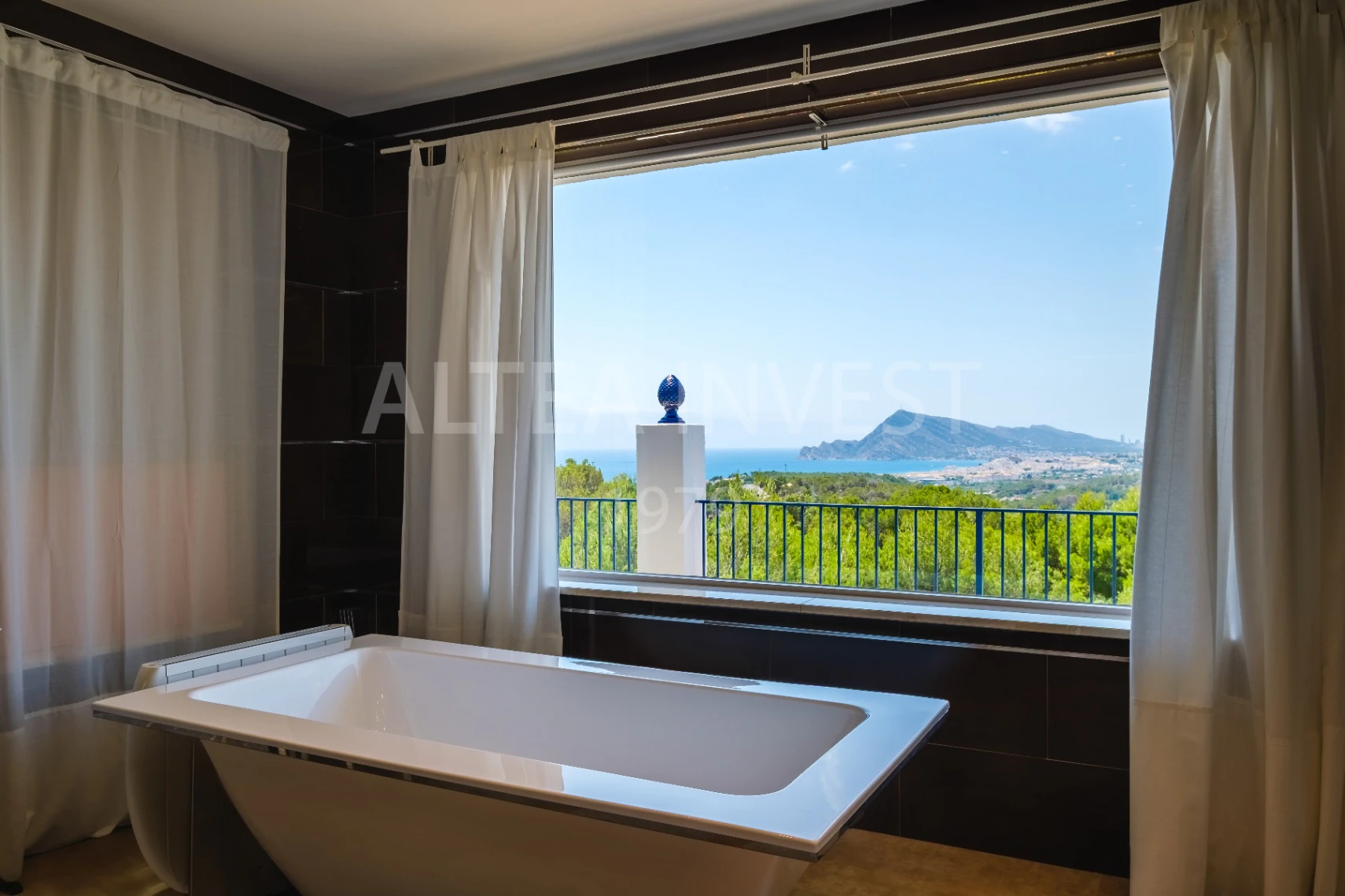 Exclusive mansion with large plot and panoramic views