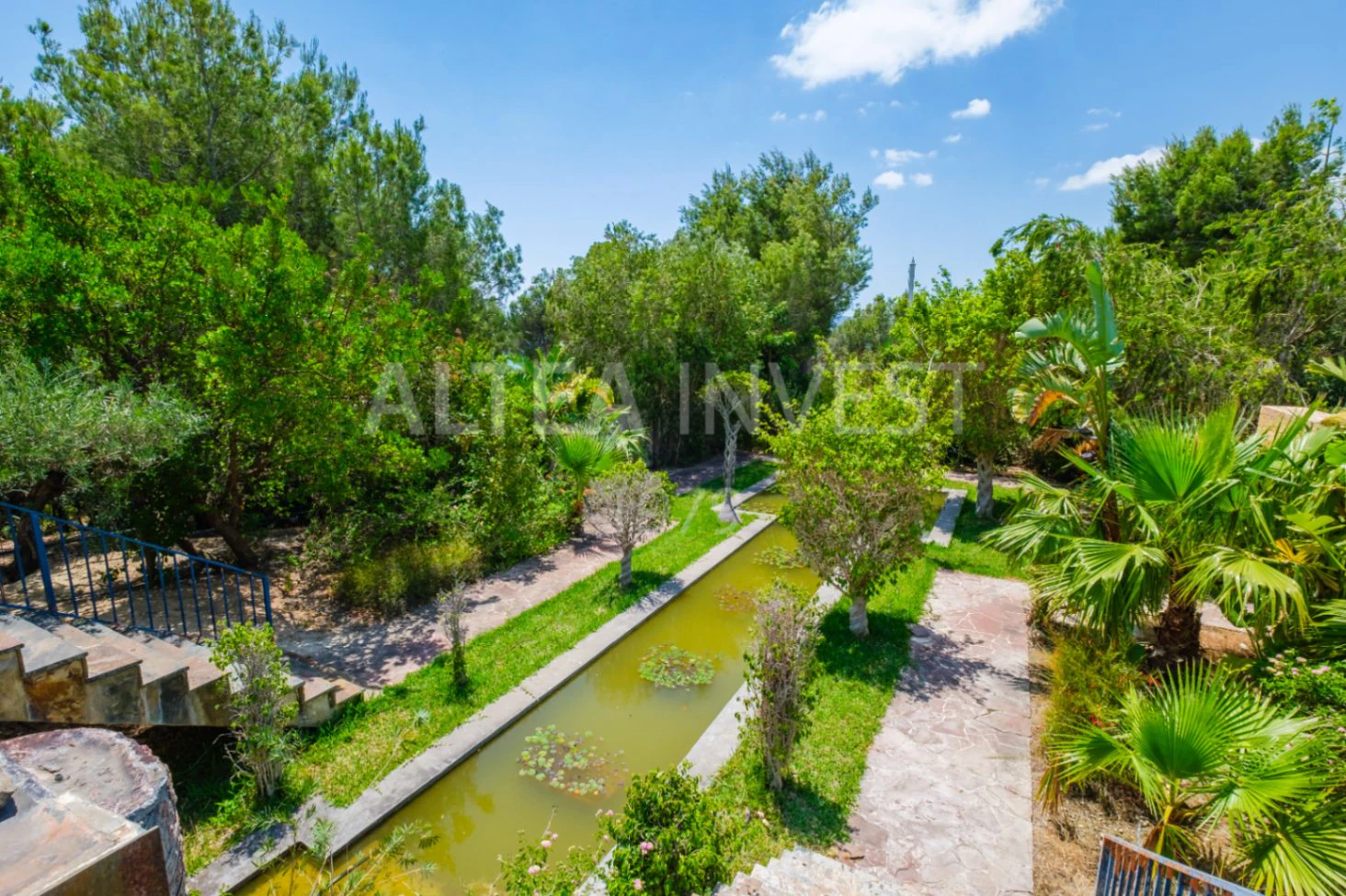 Exclusive mansion with large plot and panoramic views