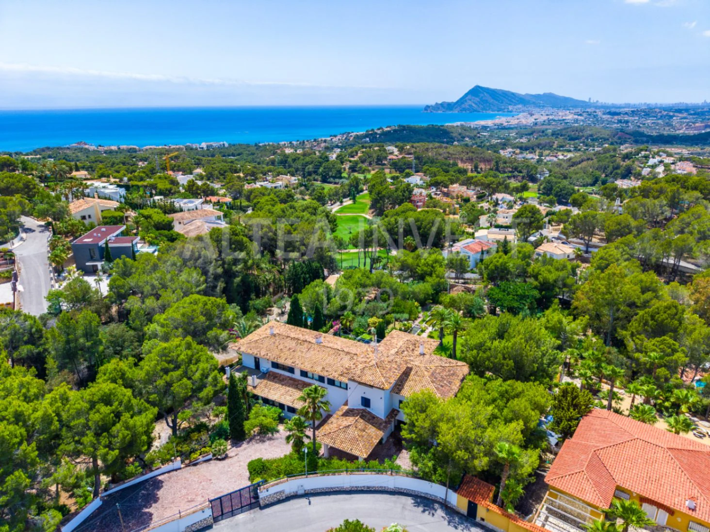 Exclusive mansion with large plot and panoramic views
