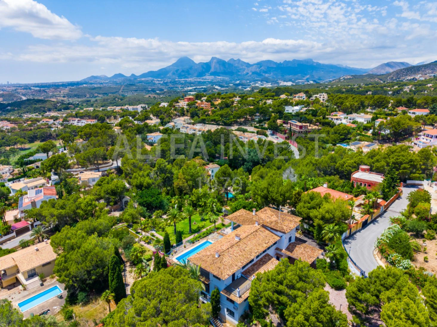 Exclusive mansion with large plot and panoramic views