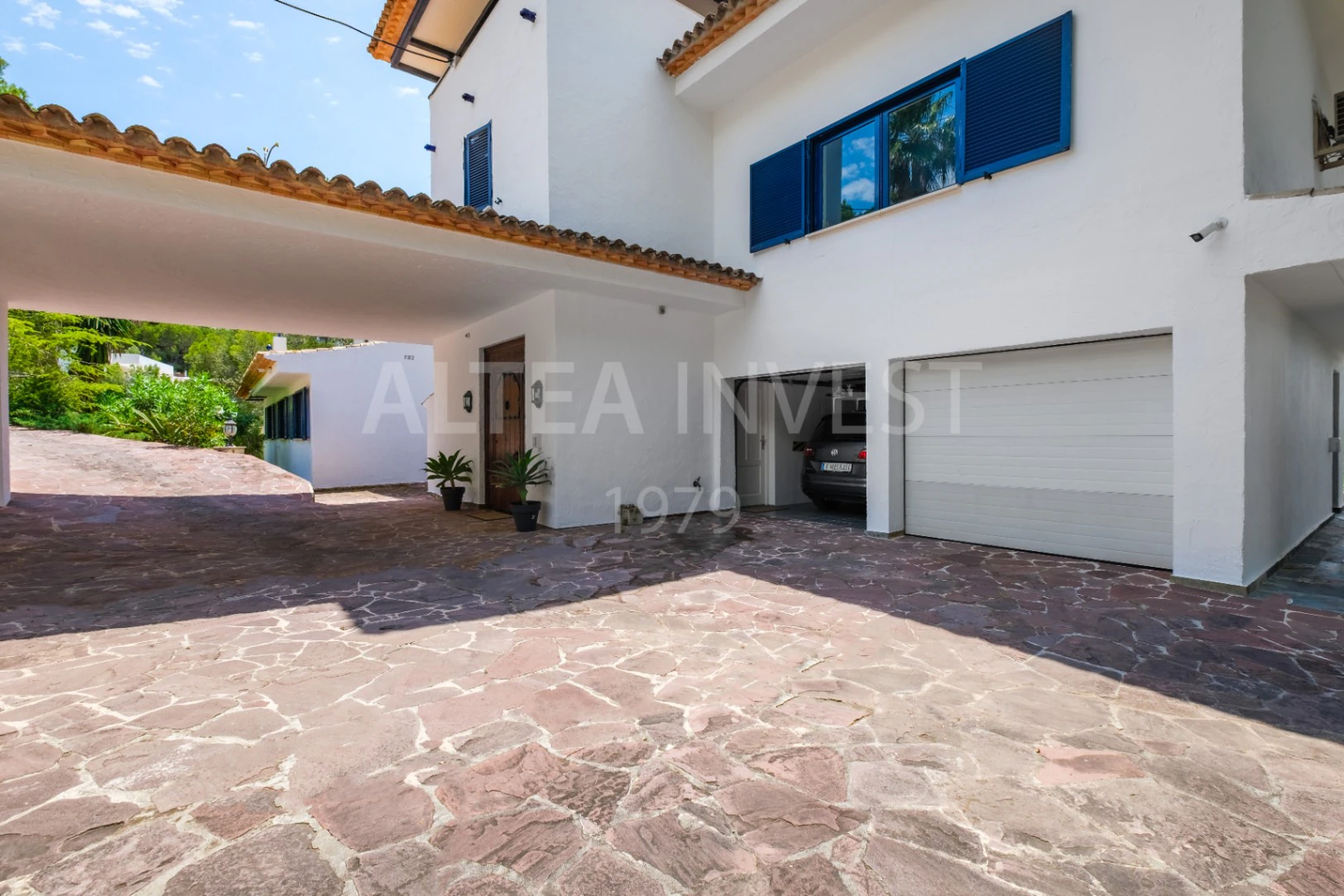 Exclusive mansion with large plot and panoramic views