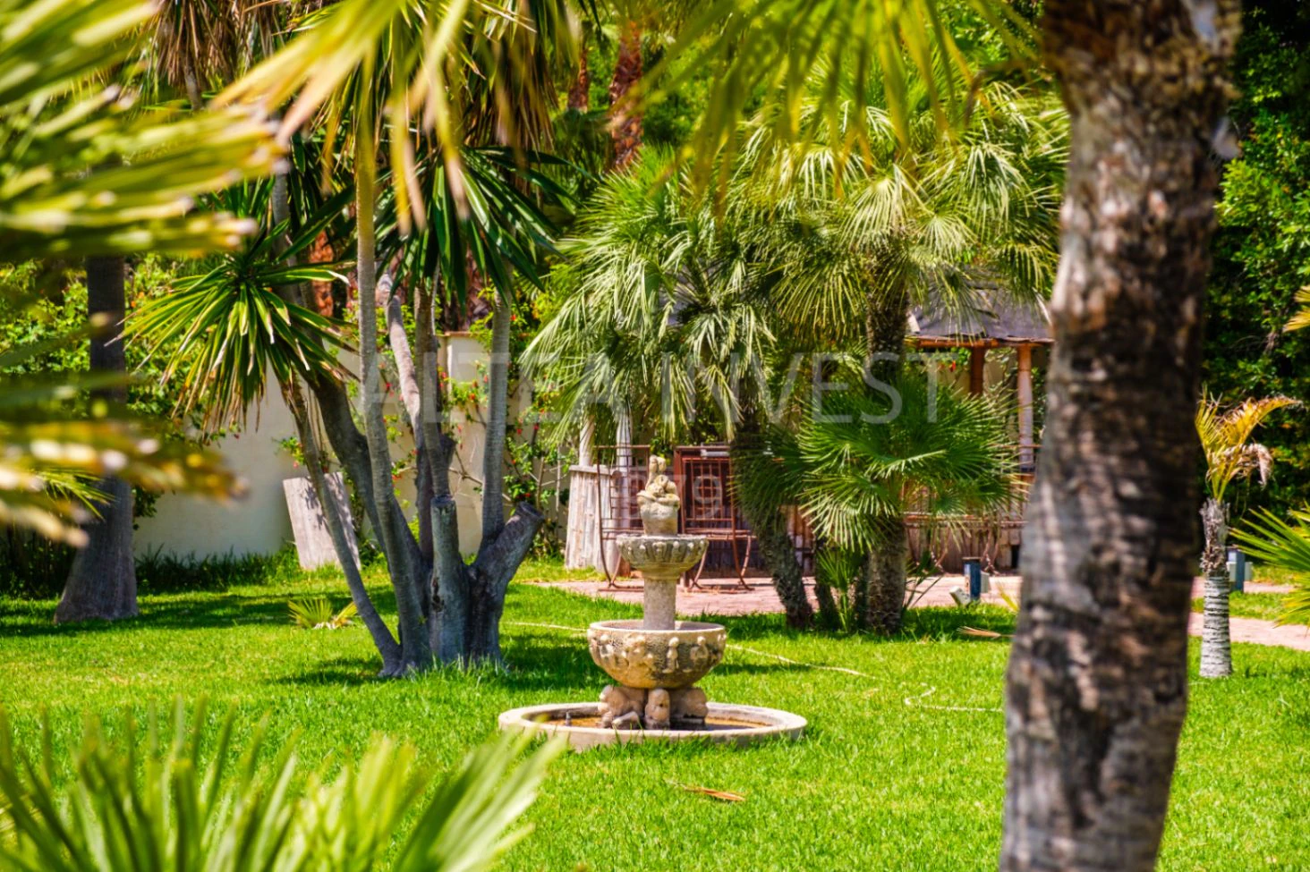 Exclusive mansion with large plot and panoramic views