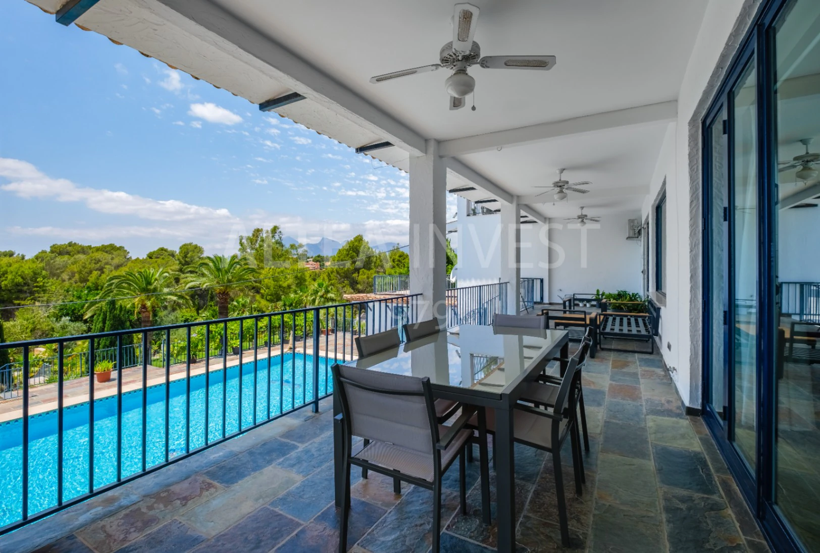 Exclusive mansion with large plot and panoramic views