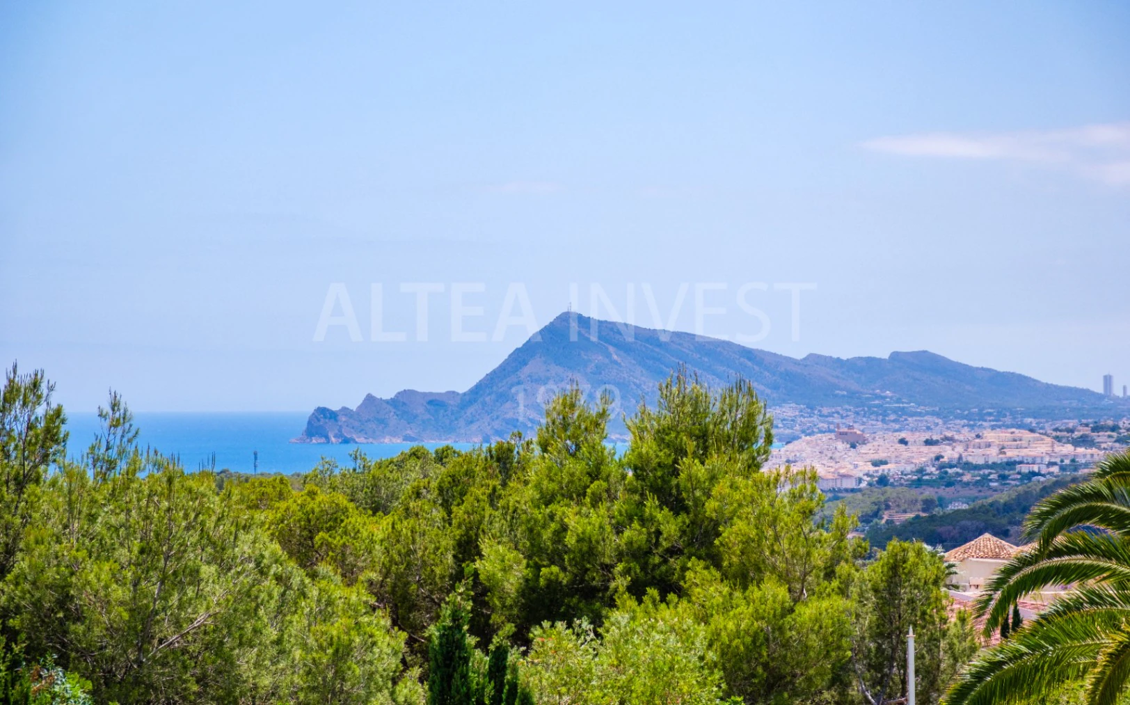 Exclusive mansion with large plot and panoramic views