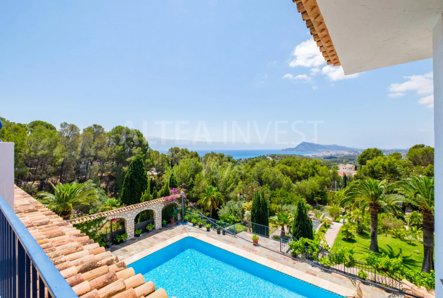 Exclusive mansion with large plot and panoramic views