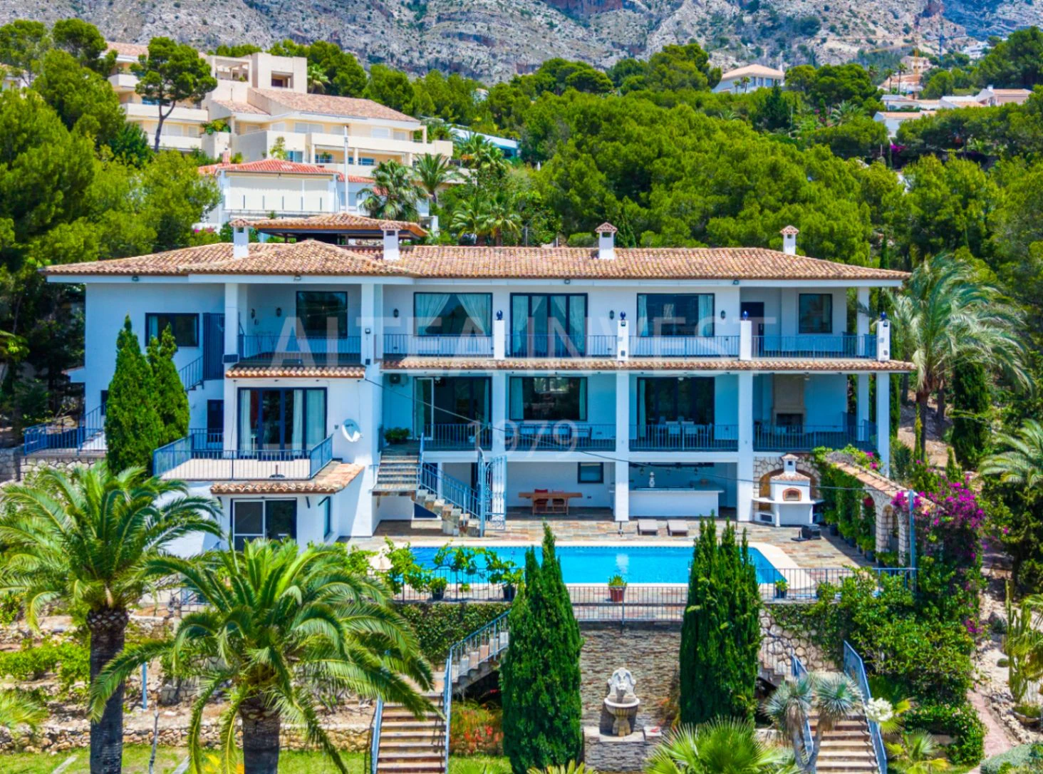 Exclusive mansion with large plot and panoramic views