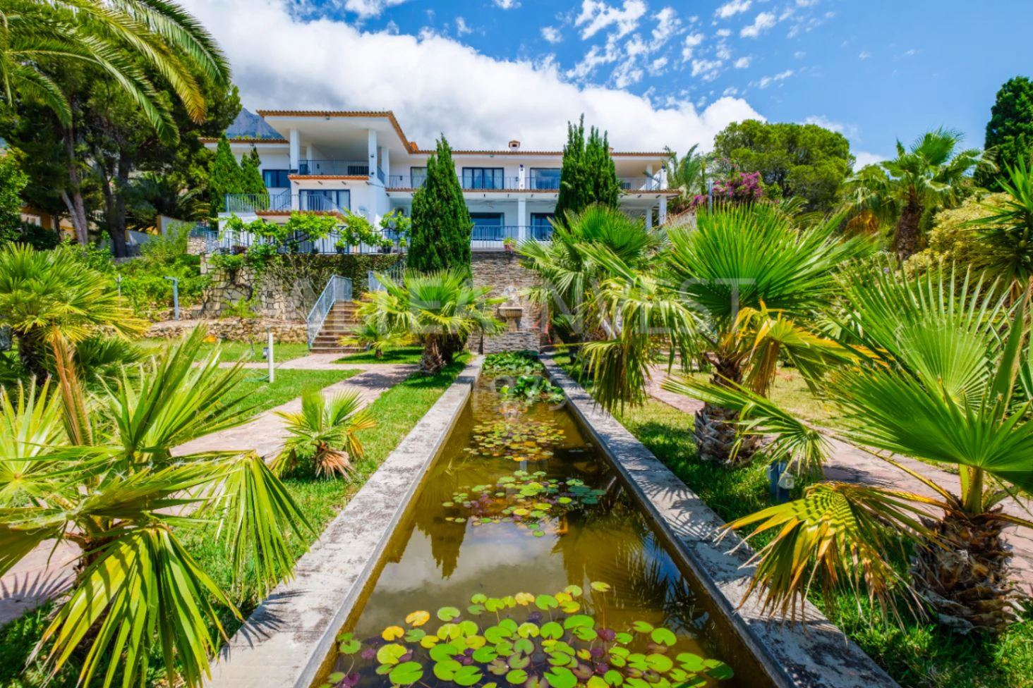 Exclusive mansion with large plot and panoramic views