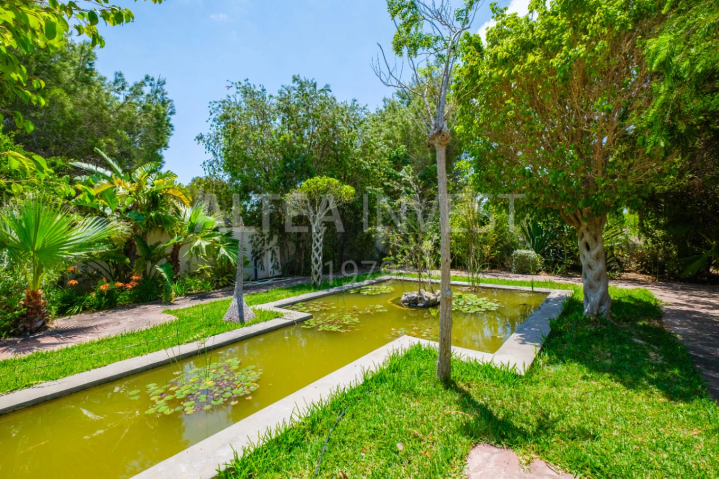 Exclusive mansion with large plot and panoramic views