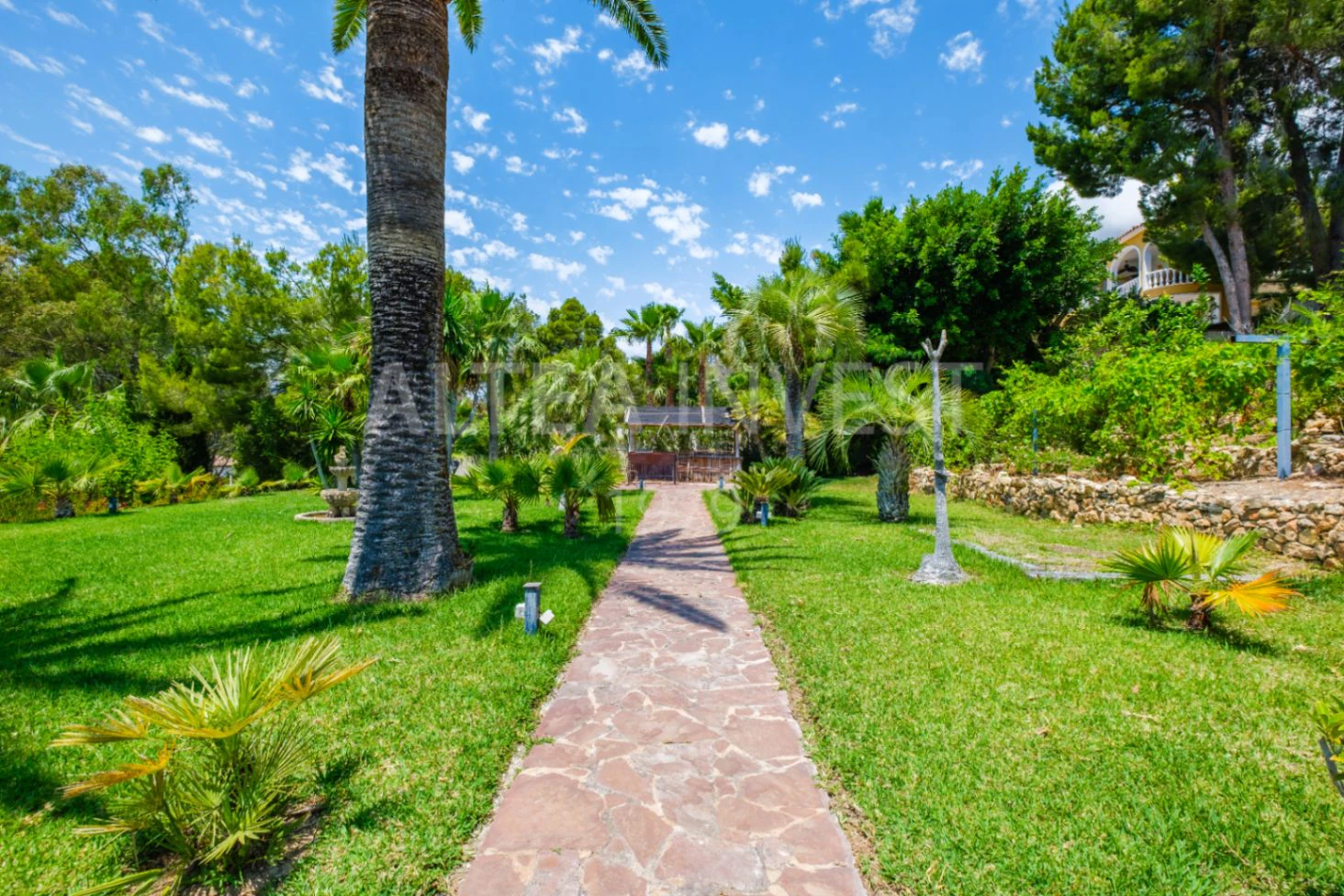 Exclusive mansion with large plot and panoramic views