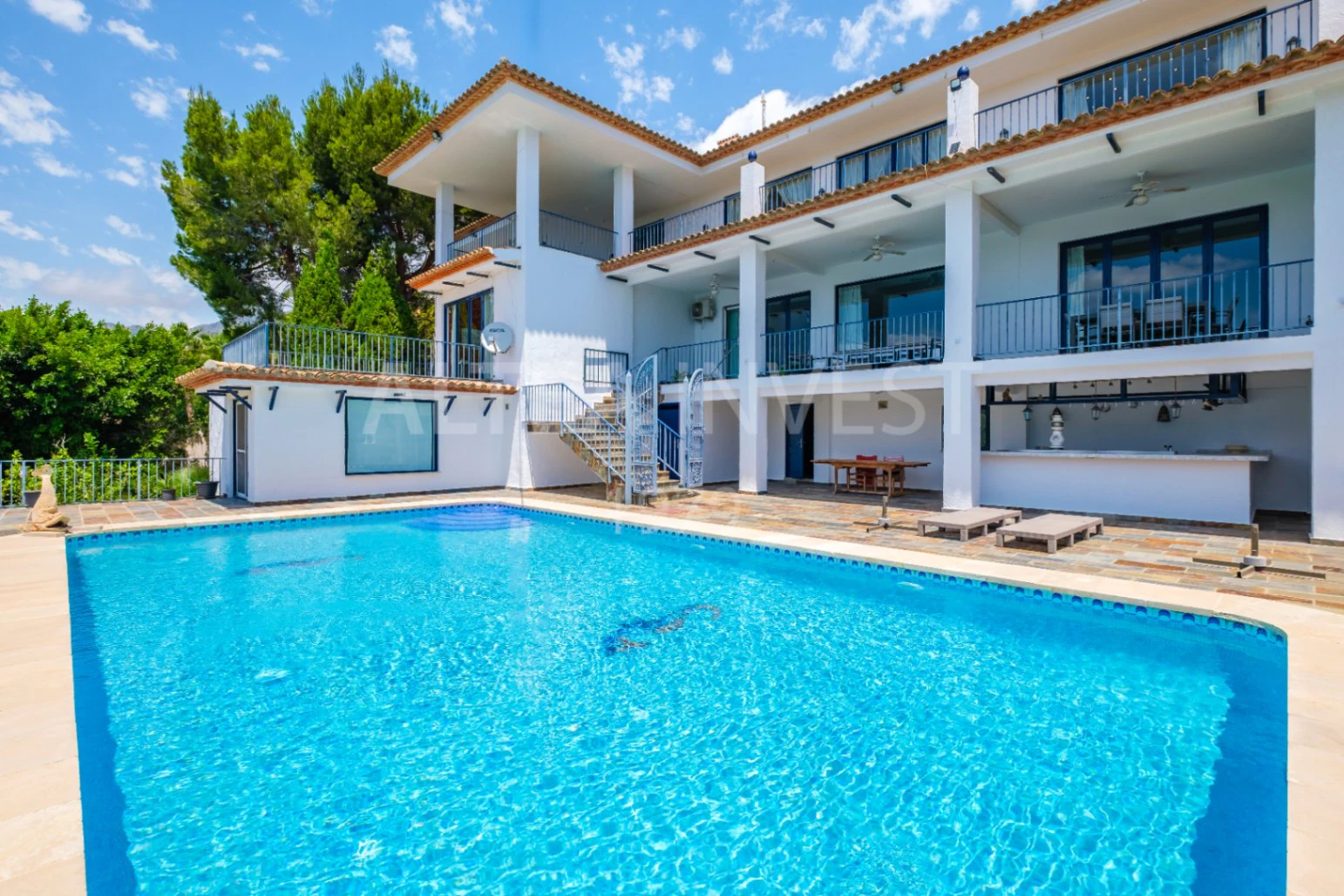 Exclusive mansion with large plot and panoramic views