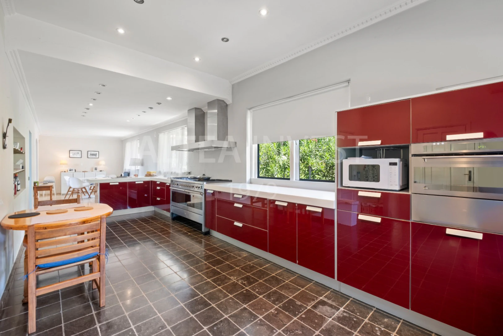 Exclusive mansion with large plot and panoramic views