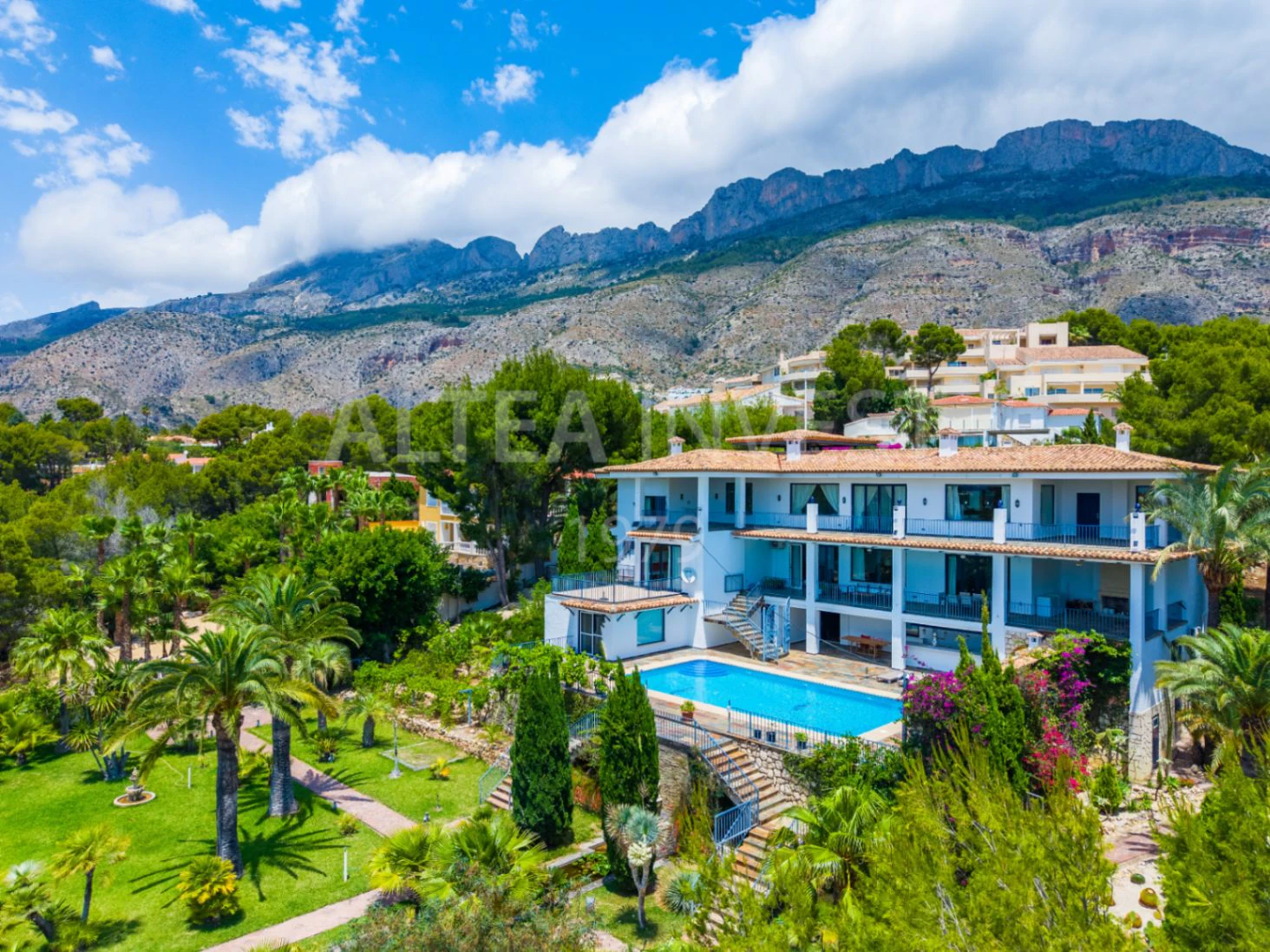 Exclusive mansion with large plot and panoramic views