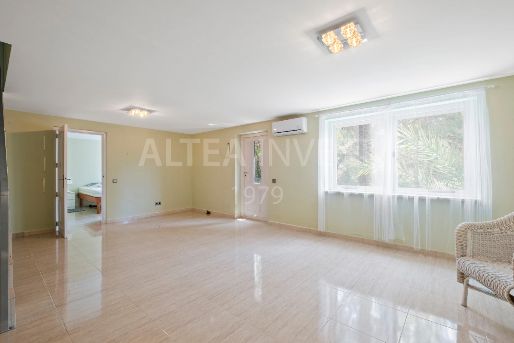 Exclusive mansion with large plot and panoramic views