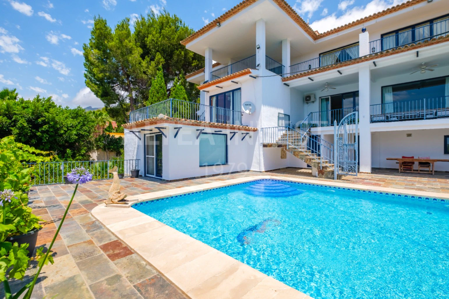 Exclusive mansion with large plot and panoramic views