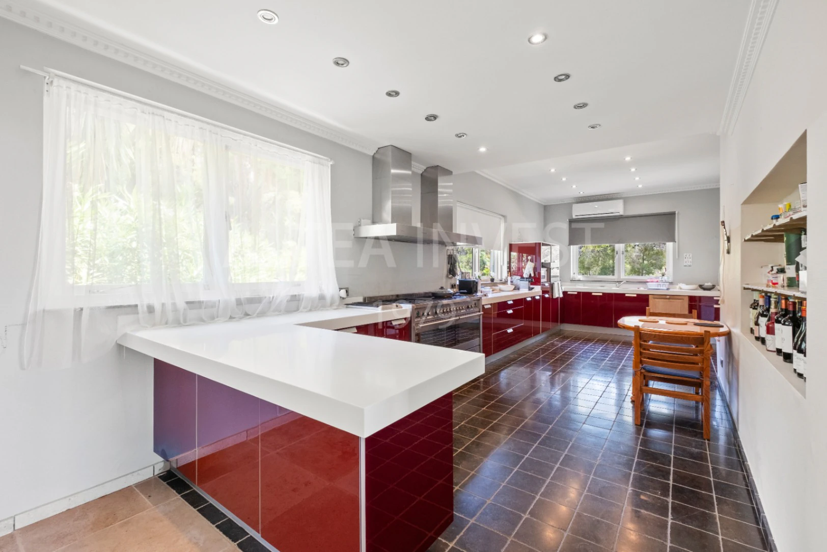Exclusive mansion with large plot and panoramic views