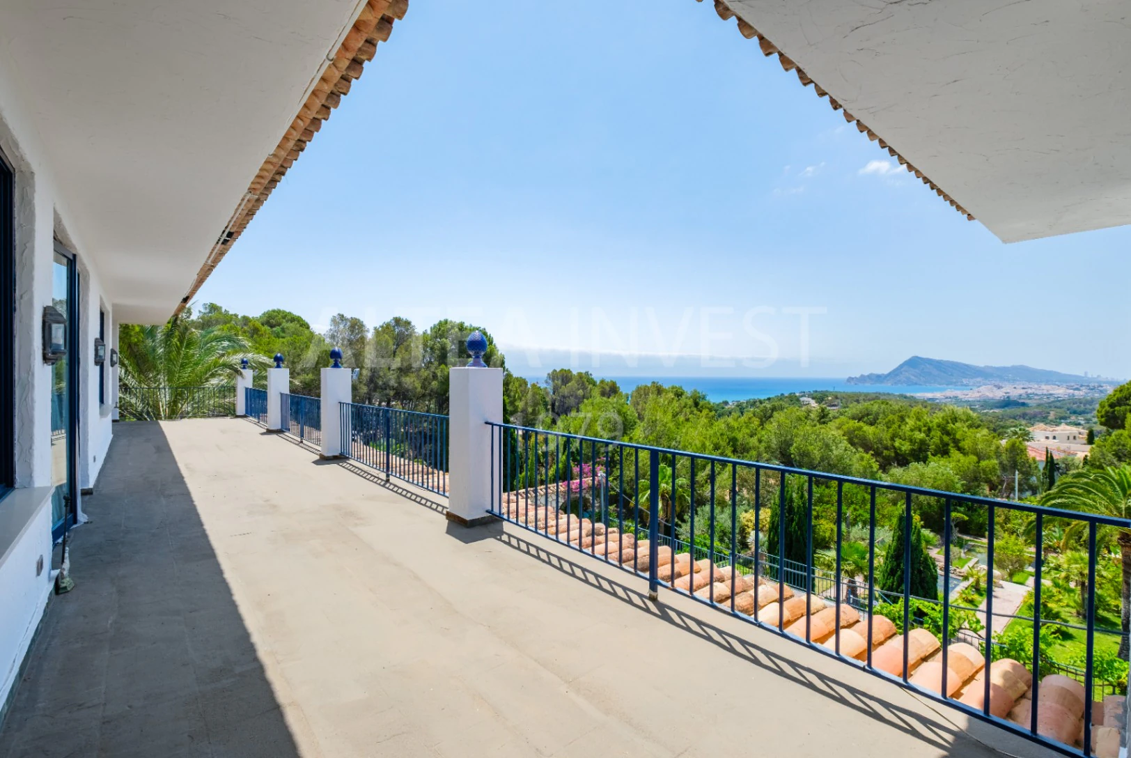 Exclusive mansion with large plot and panoramic views