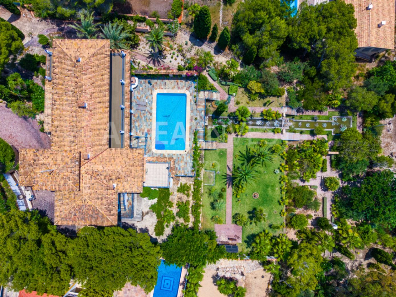 1563 - Exklusive Villa mit großem Grundstück und Panoramablick