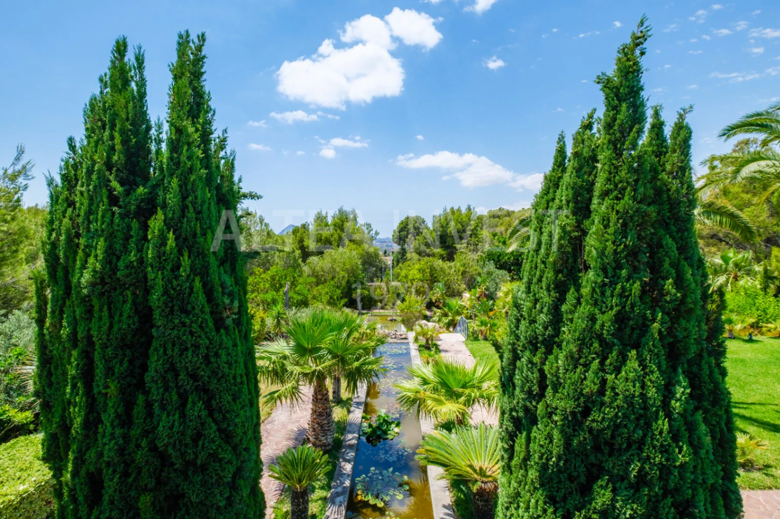1563 - Exklusive Villa mit großem Grundstück und Panoramablick