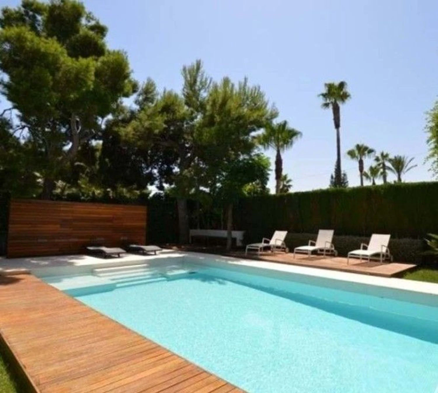 Luxury avant-garde villa with spacious areas in the exclusive Coblanca Urbanization.