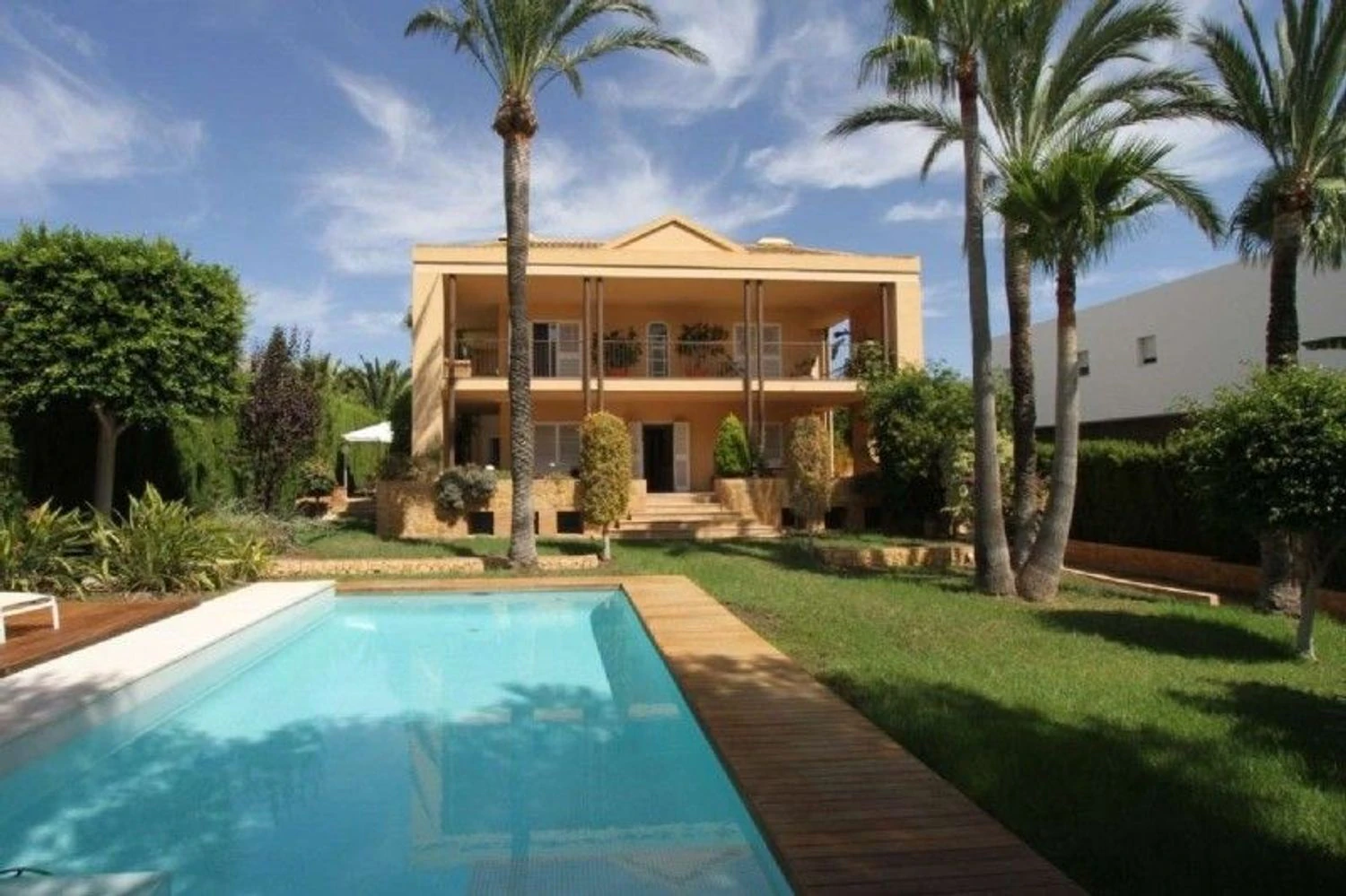 Luxury avant-garde villa with spacious areas in the exclusive Coblanca Urbanization.