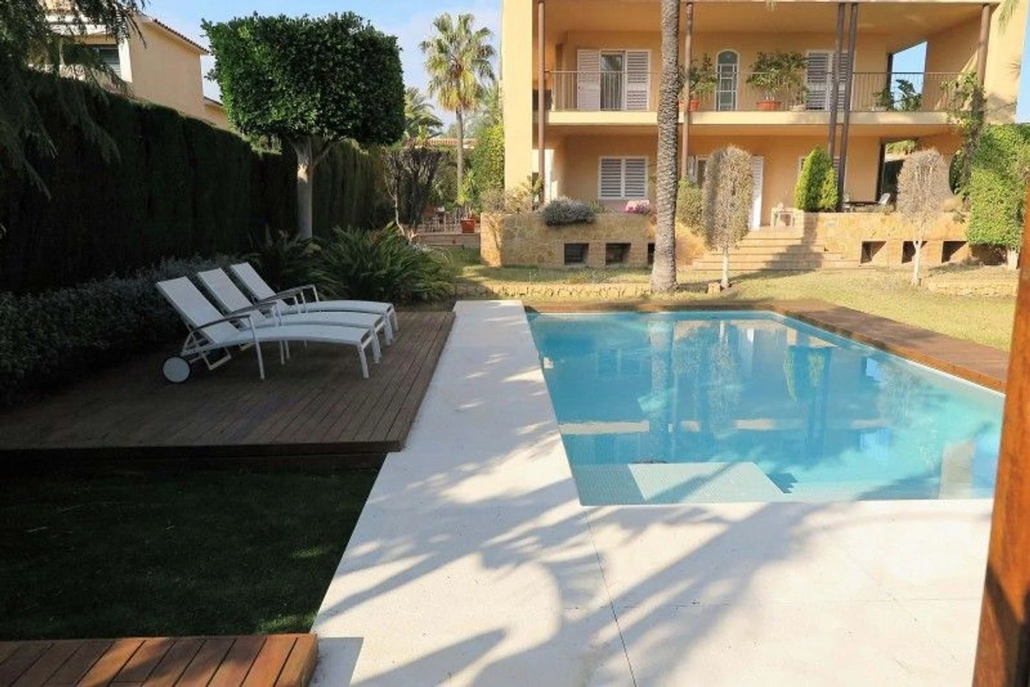 Luxury avant-garde villa with spacious areas in the exclusive Coblanca Urbanization.