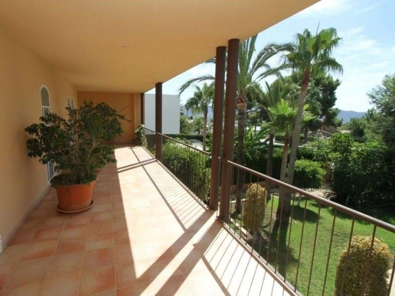 Luxury avant-garde villa with spacious areas in the exclusive Coblanca Urbanization.