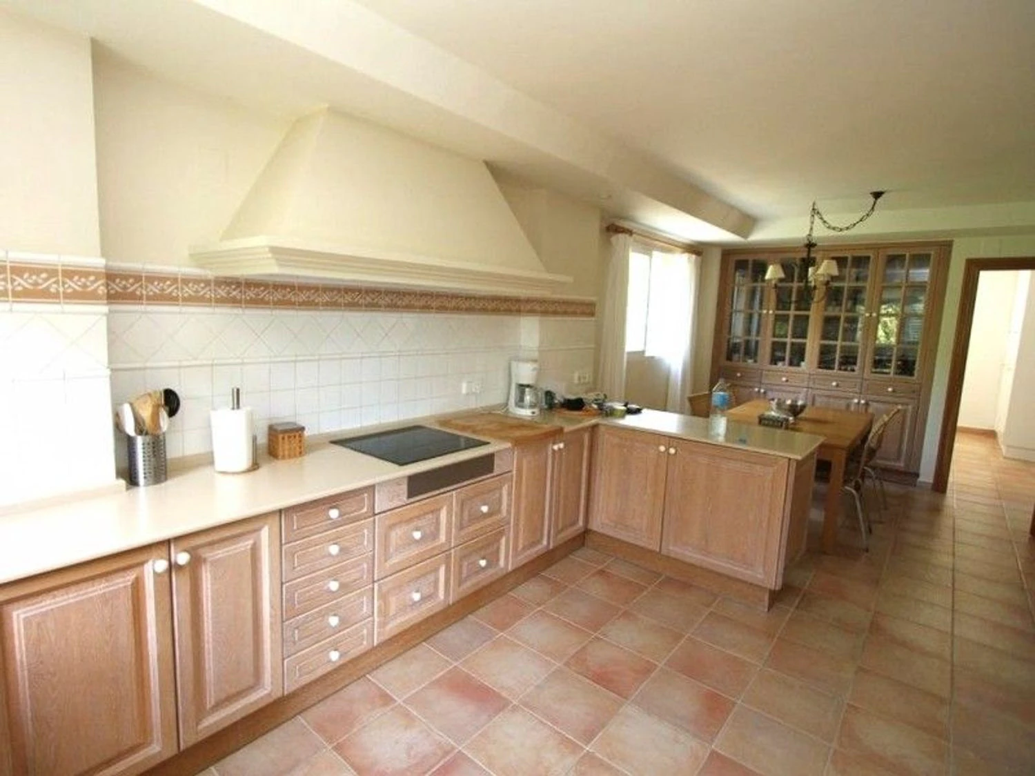 Luxury avant-garde villa with spacious areas in the exclusive Coblanca Urbanization.